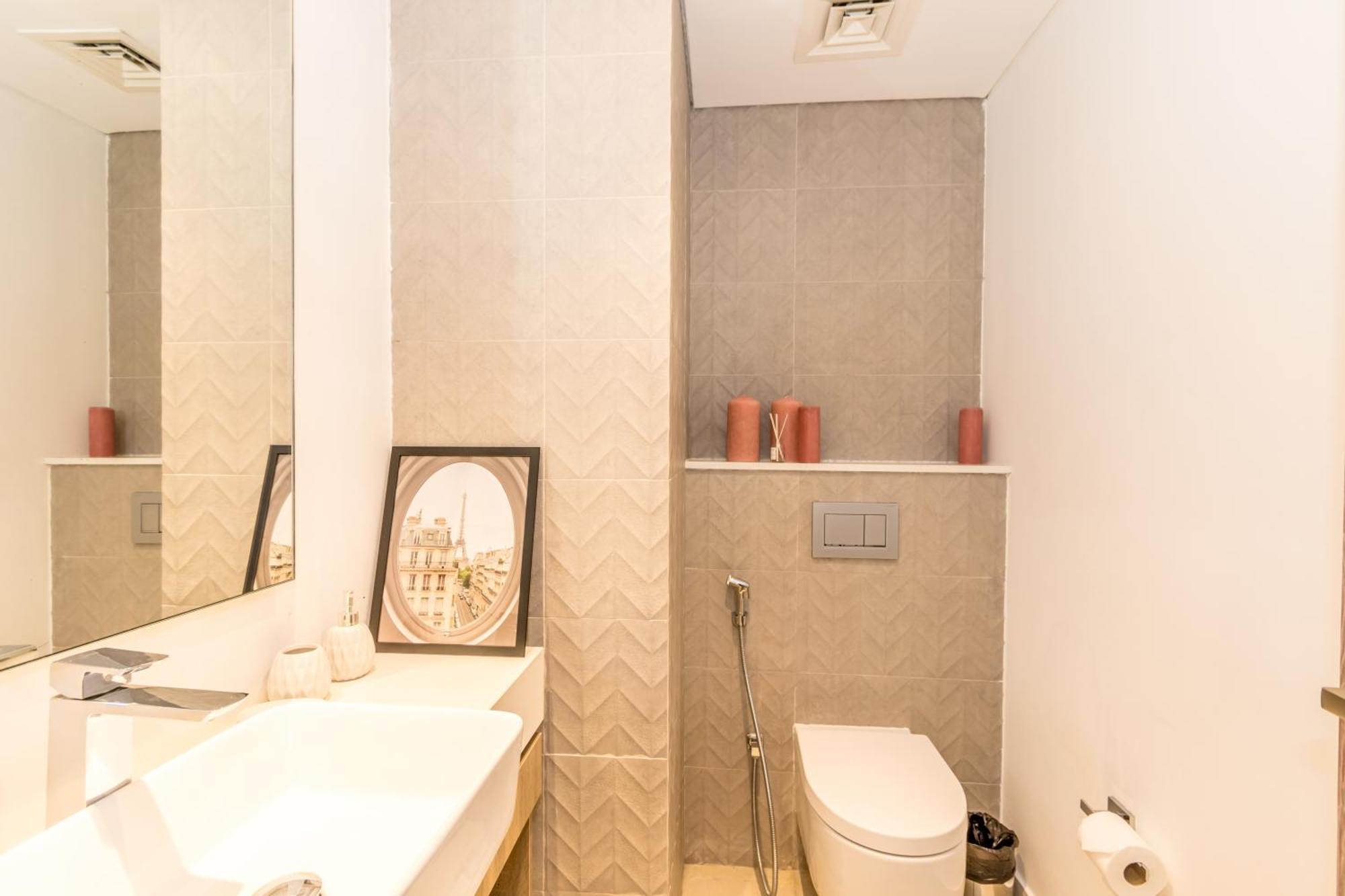 Gma Liv 2br Partly Sea View Dubai